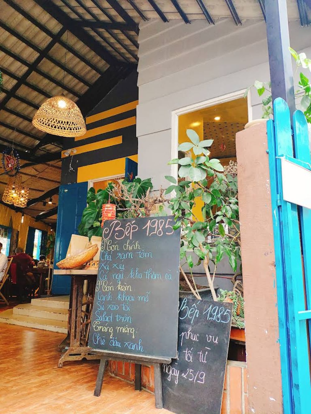 Lưu ý, quán thường không để giá trên bảng menu. Nếu tiếp khách đoàn, bạn nên hỏi giá trước